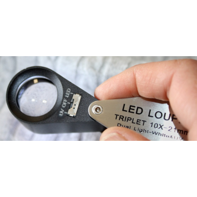 Kính lúp cầm tay độ phóng đại 15x có nguồn sáng UV và LED trắng